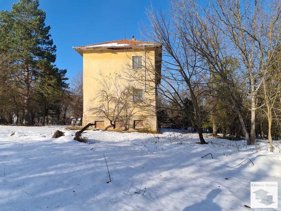 130033 Просторна двуетажна сграда, върху огромен парцел,  в с. Разсоха