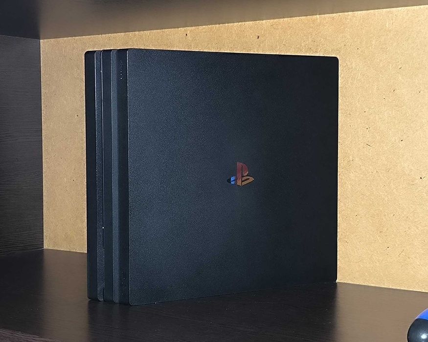 PlayStation 4 Pro, 2 Геймпада и 7 Игр.