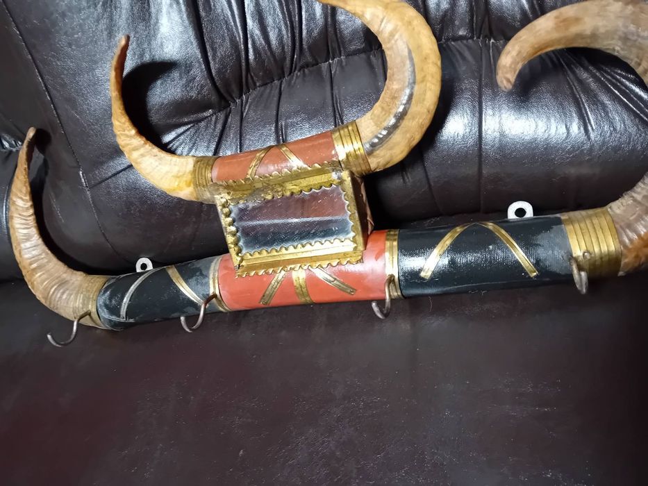 Закачалка  с рога  на  мексикански бивол.Закачалка  с  еленово краче.