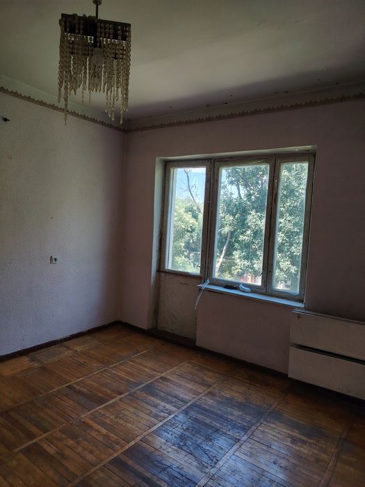 На Мирзо Улугбеком районе. 3 комнатная квартира. Без ремонта.