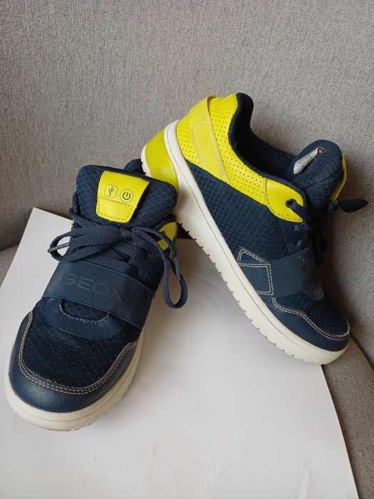 Светещи маратонки Geox