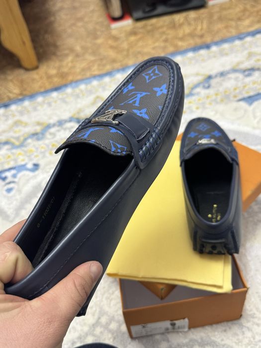 Аяқ киім сатылады