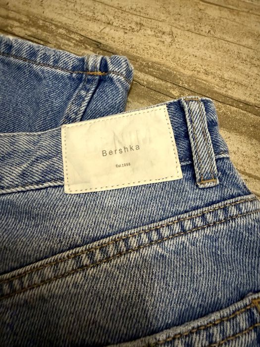 Дънки с широки крачоли на Bershka