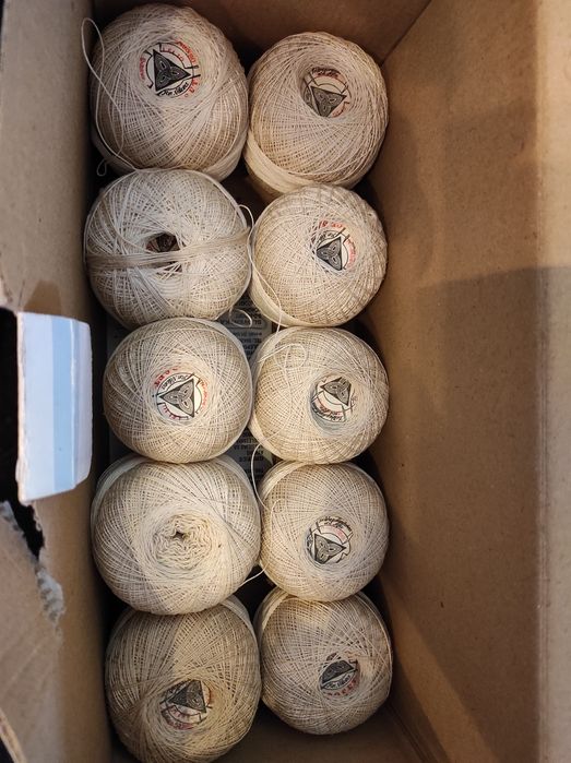 Продавам кълбета и чилета за плетене на една кука.