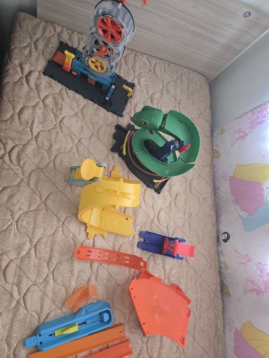 Hot wheels части от различни писти
