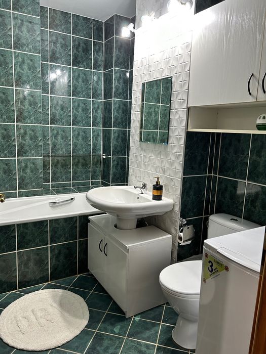 Inchiriez apartament cu 2 camere decomandat str Magheru etaj 1