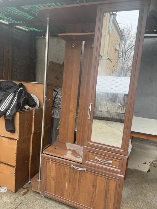 Шкаф в прихожую. В хорошем состоянии.