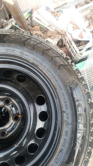 Продам шины зимние с дисками на мерсед