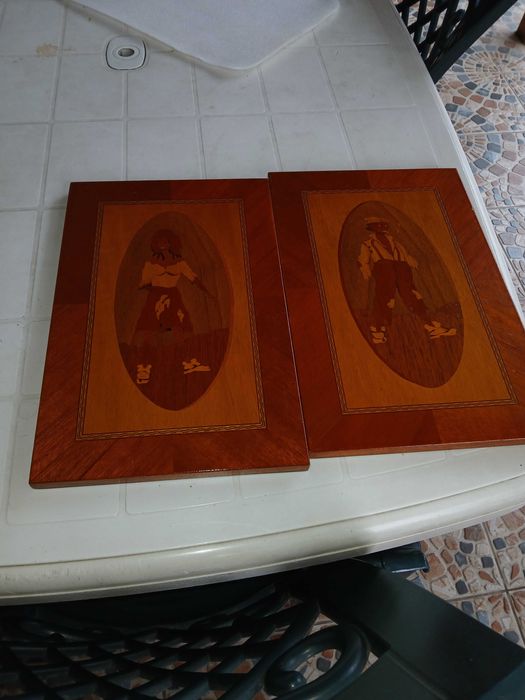 Vand 2 tablouri facute din intarsie de funir de mai multe feluri .