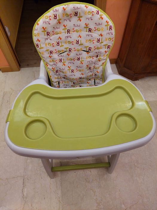 Scaun de mancat si masa