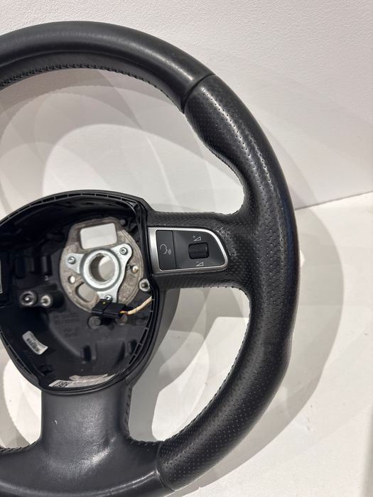 Audi A3 кожен волан Ауди А3