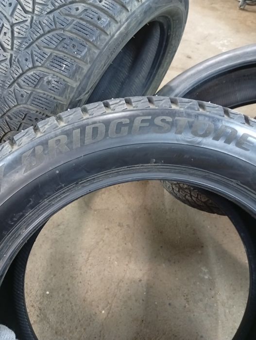 Продам зимние шины bridgestone
