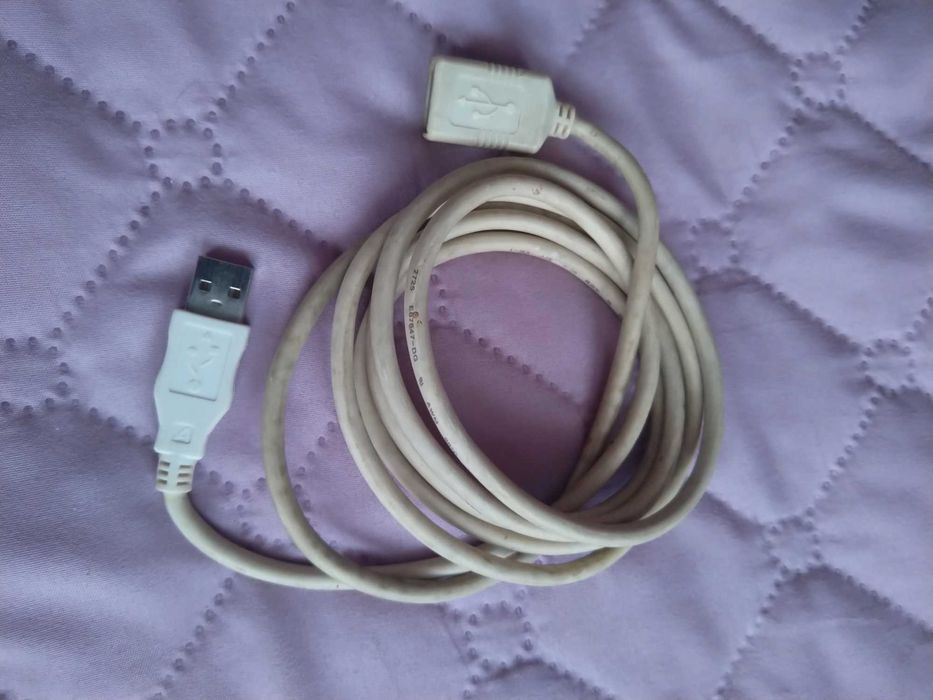 Безжични мишки за компютър, кабели и чинчове за стерео аудио и видео.