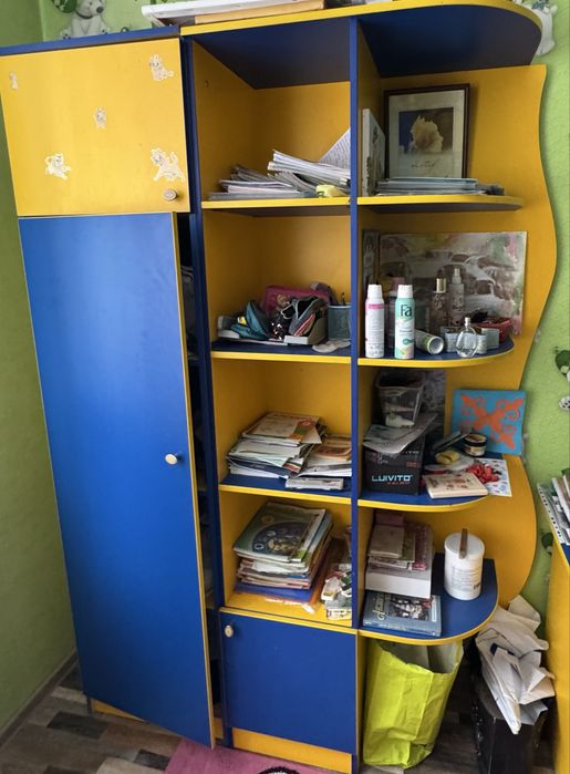 шкафы , стол , тумбочка