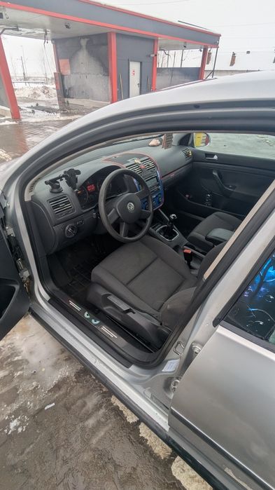 Vând Volkswagen Golf  5  Benzină – 2004 – 1700€ negociabil