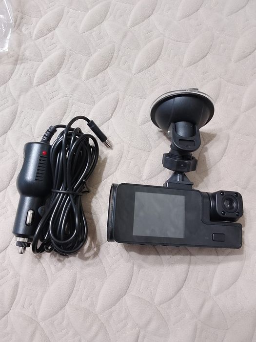 видеорегистратор с двумя камерами.