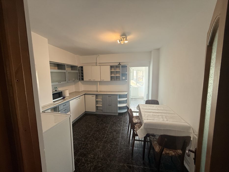 Inchiriez apartament 3 camere Piata Independentei