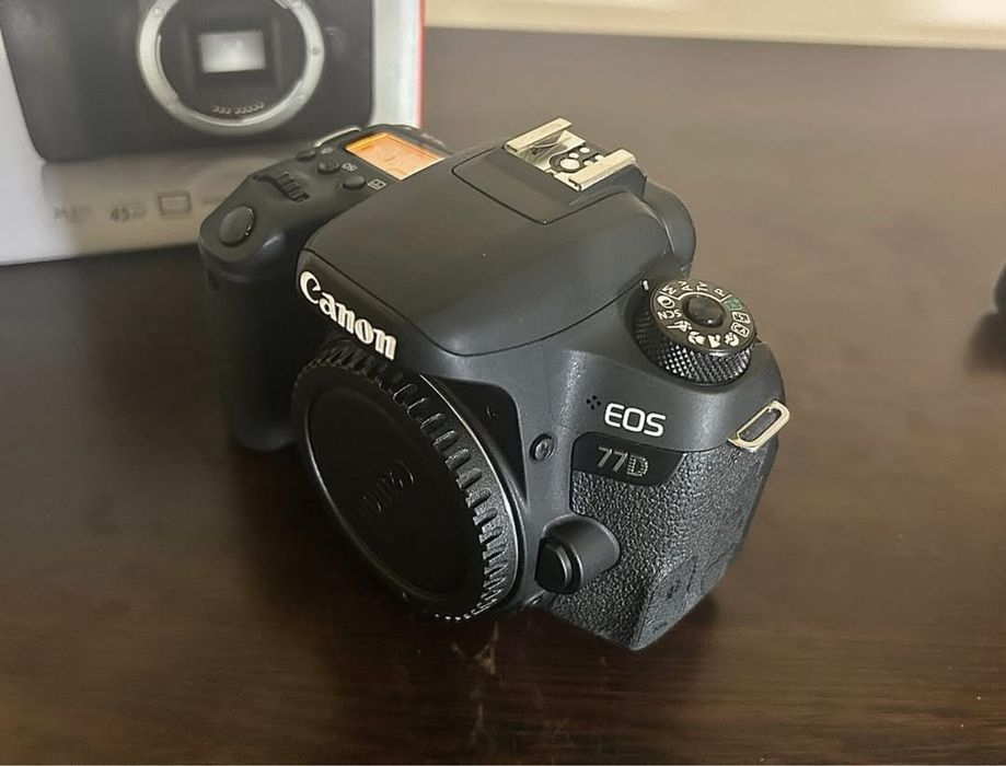 Body Canon 77D - doar 4600 de cadre