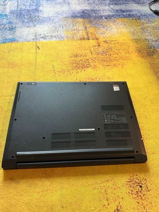 Laptop Lenovo E495, ryzen 7, octacore, 8 gb, ssd 240, video 2 gb