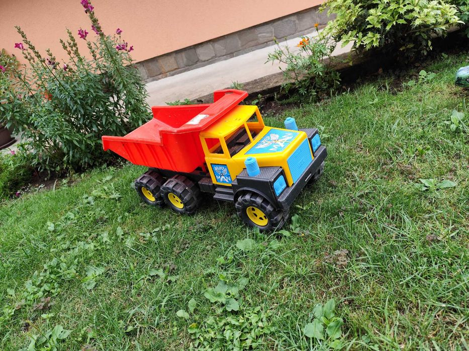 Детско пластмасово камионче