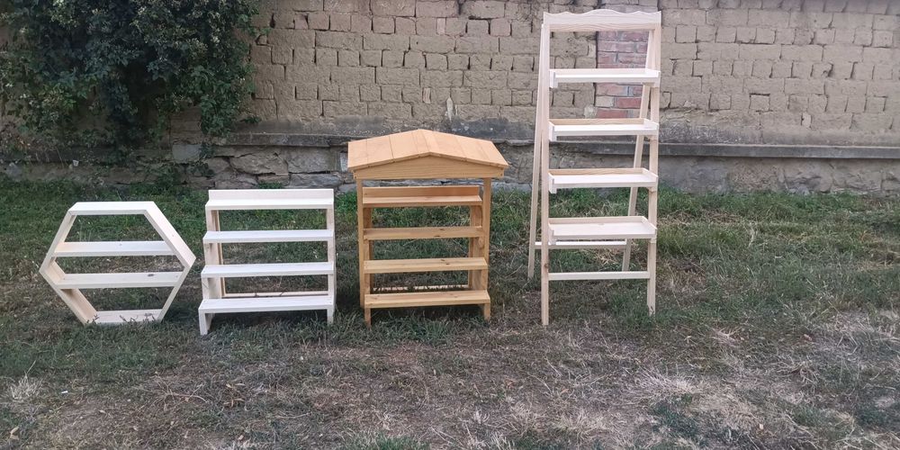 Стелажи за мед и сувенири