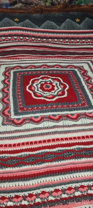 pătură croșetată realizată manual, cunoscută și sub numele de "afghan"