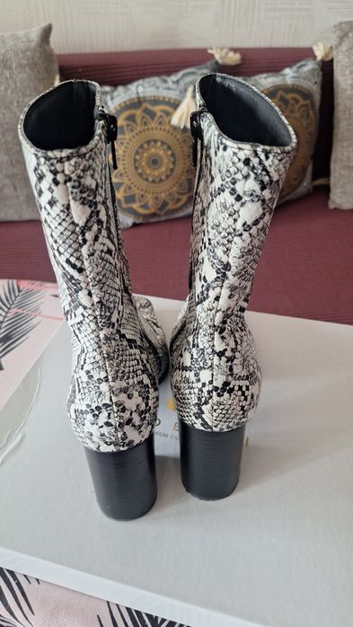 Ghetuţe imitaţie piele de şarpe