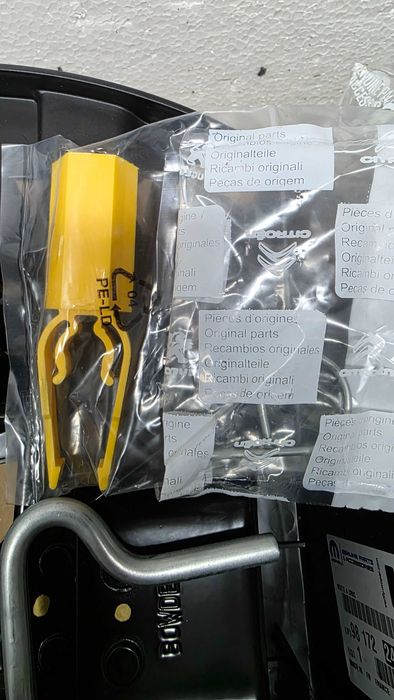 Комплект крик с аксесоари за резервна гума Peugeout,Opel,Citroen