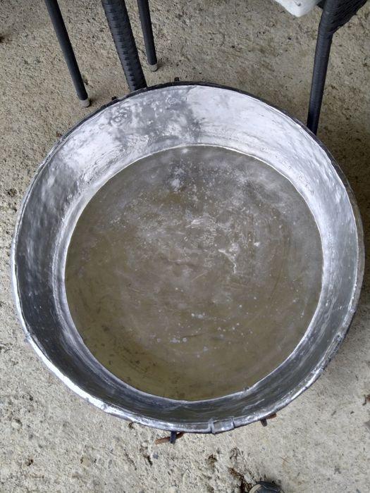 Продавам огромна медна бакърена тава за лютеница и петмез Антикварна