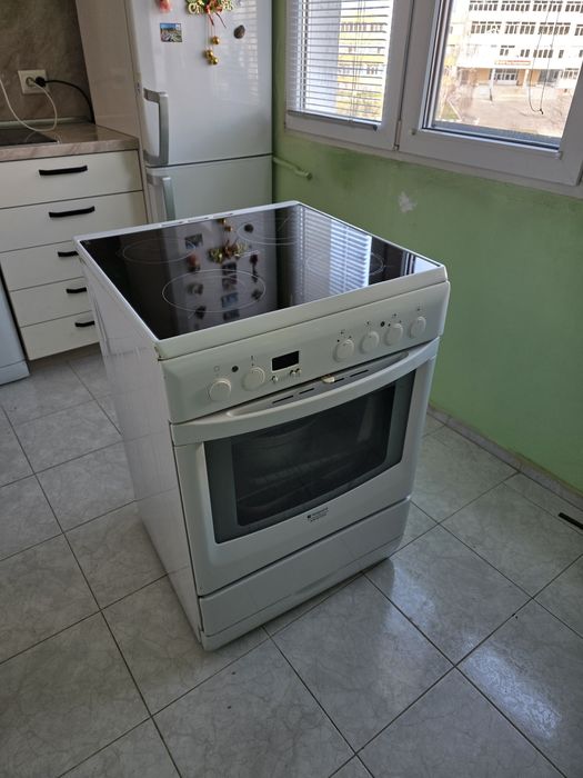 Фурна с керамични котлони Аристон