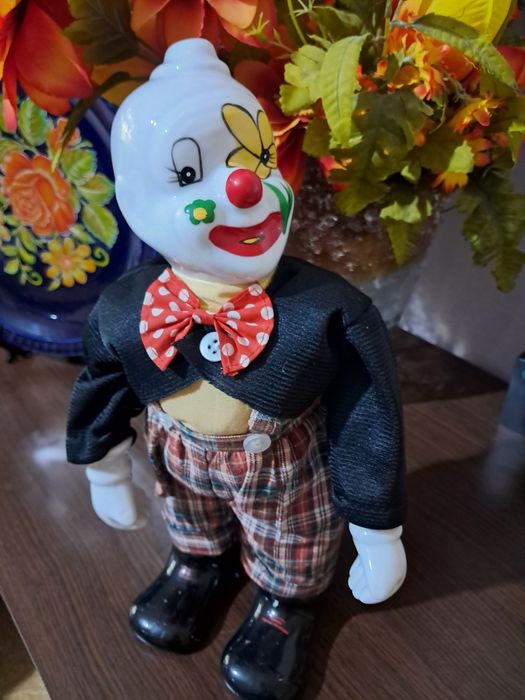 Порцеланов движеш музикален клоун