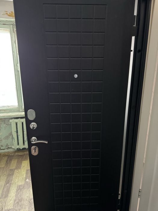 Продам железную дверь