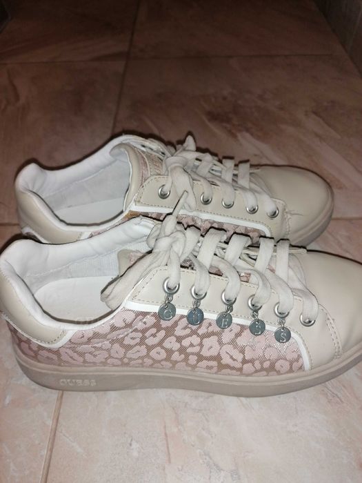Дамски обувки на марката Guess