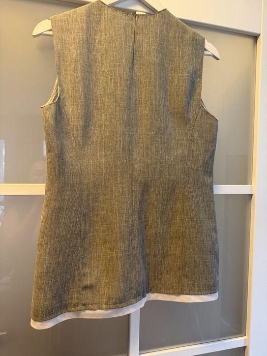 Vesta cu nasturi, costum