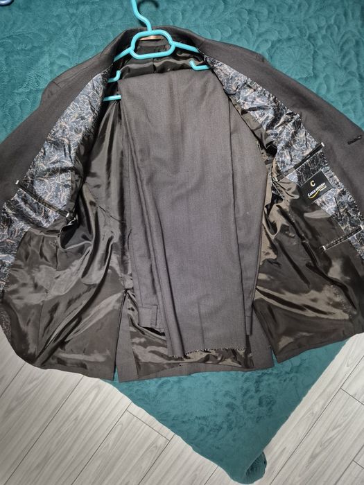 Vând costum, 2 piese, culoare maro
