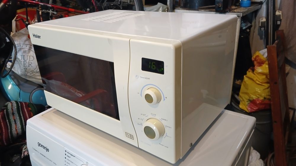 Миклровълнова печка HAIER 1300W КАТО НОВА