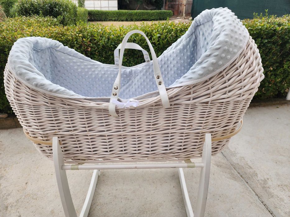 Кошница на Моисей "Kinder Valley"с люлееща се стойка  и матрак