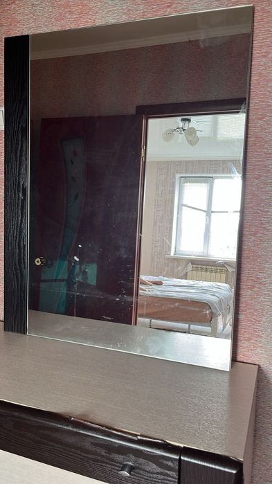 Продам мебель: комод , зеркало, люстры