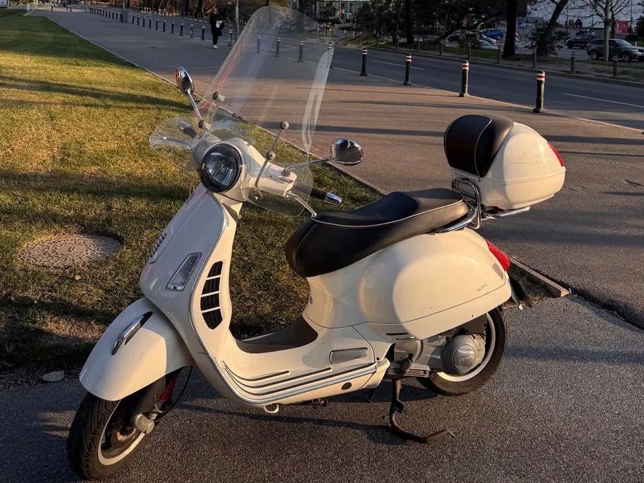 Vespa GTS 300 IE Vespa GTS 300ie | Istoric BikeHub | 2x parbriz + topcase | Garaj
