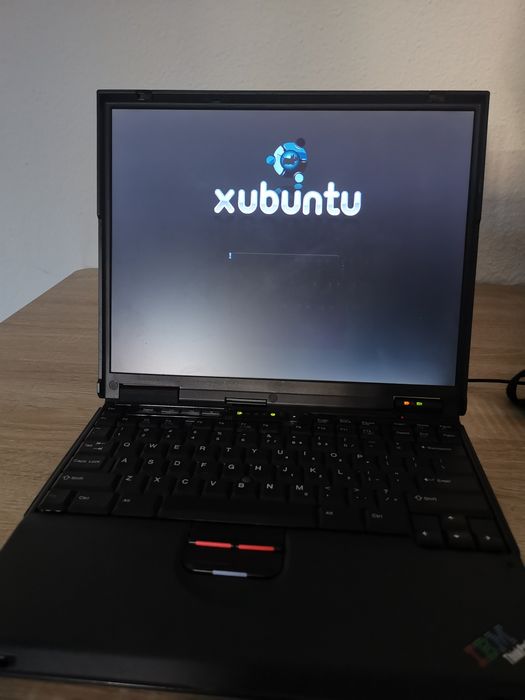 IBM thinkpad T22 cu procesor pentium 3 900mhz si 512mb ram