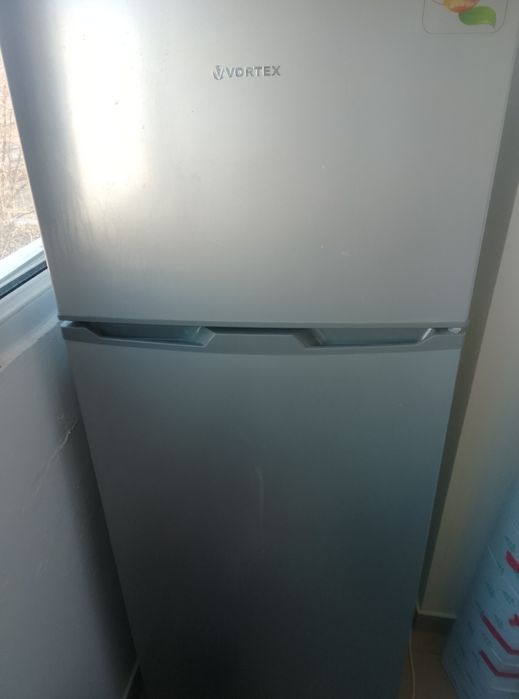 Vând frigider mărime mediestqre buna funcționează nu are defecte