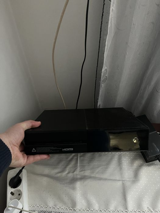 Vand xbox one ca nou cu o consola si farming simulator 19 premium .