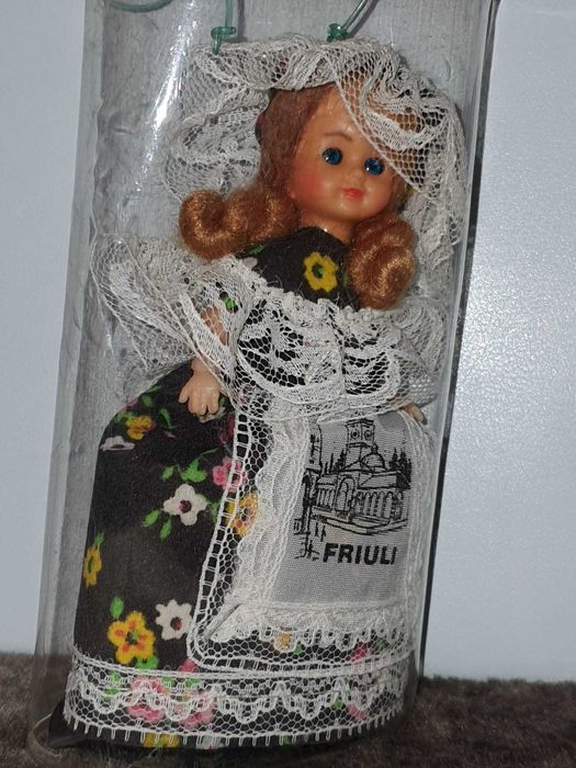 Papusa FRIULI cu ochii din sticla albastra