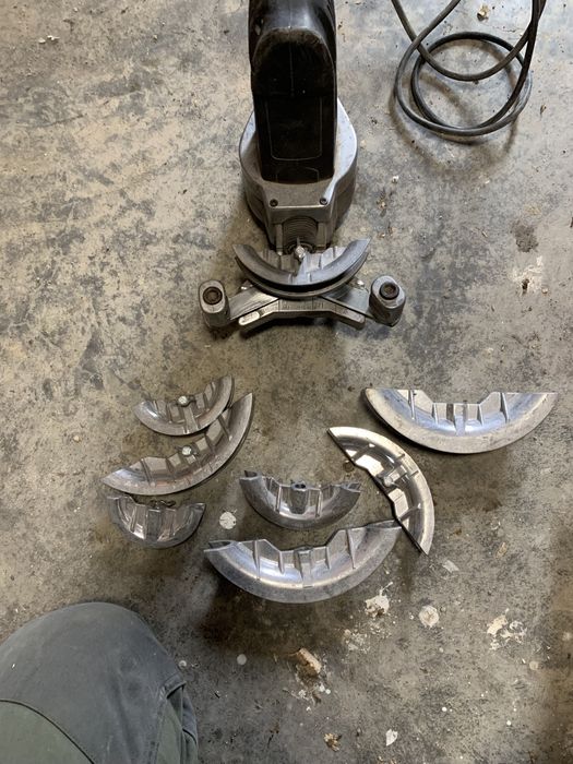 Vand aparat de indoit tevi pentru instalati.