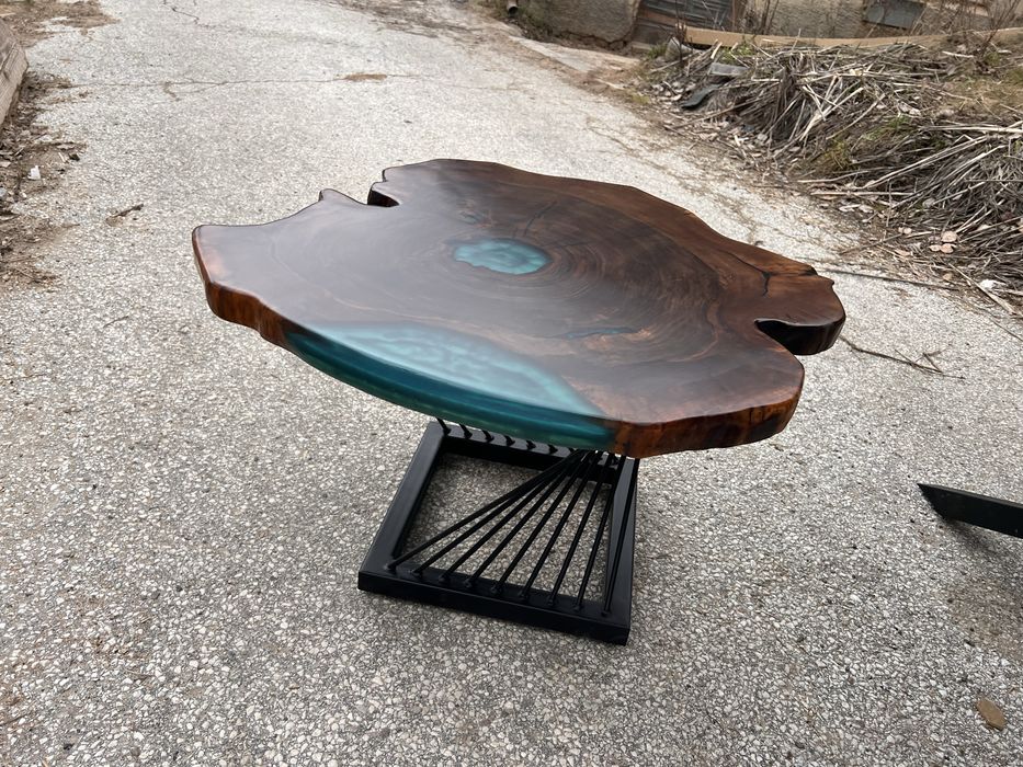 Налички холна и трапезна маса от орех и епоксидна смола