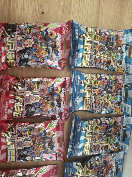 Vand lot cu 20 figurine Playmobil seria 25 ( 10 figurine fete, 10 figurine baieti)
