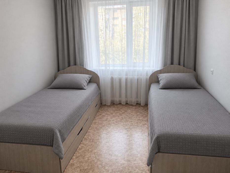 Продам две кровати со шкафом