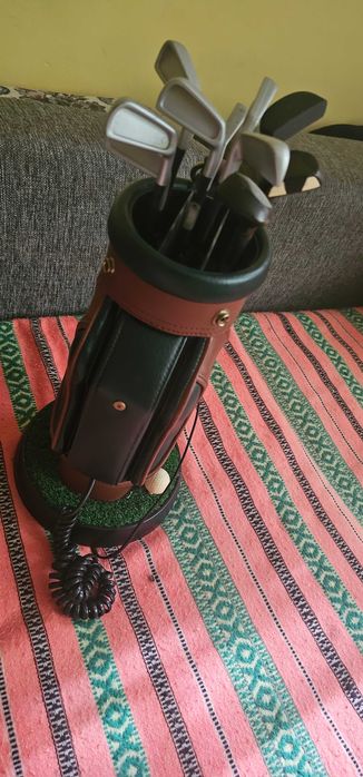 Telefon vintage cu crose de golf, geantă de golf,