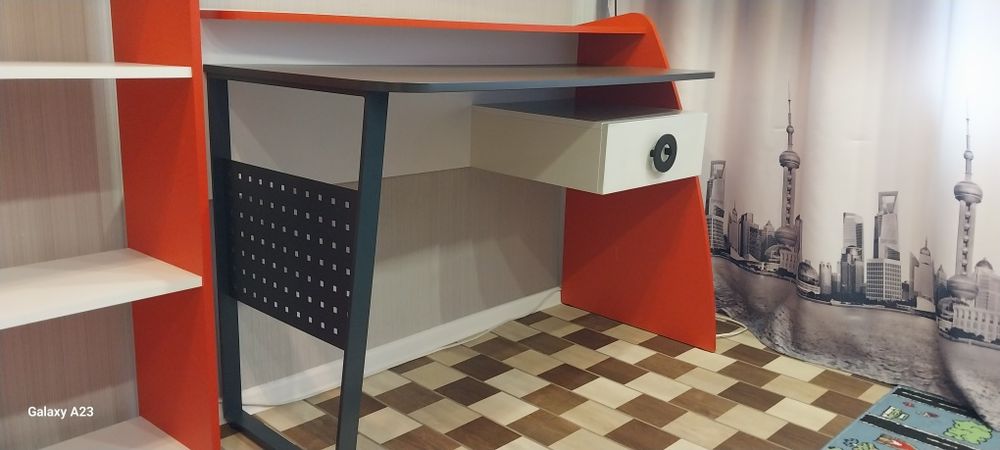 Стол письменный с полками