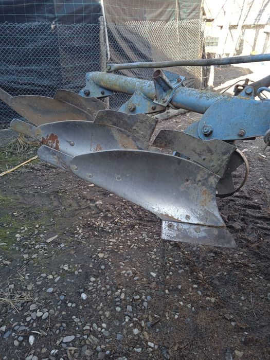 Vând plug 3 brazde PP4